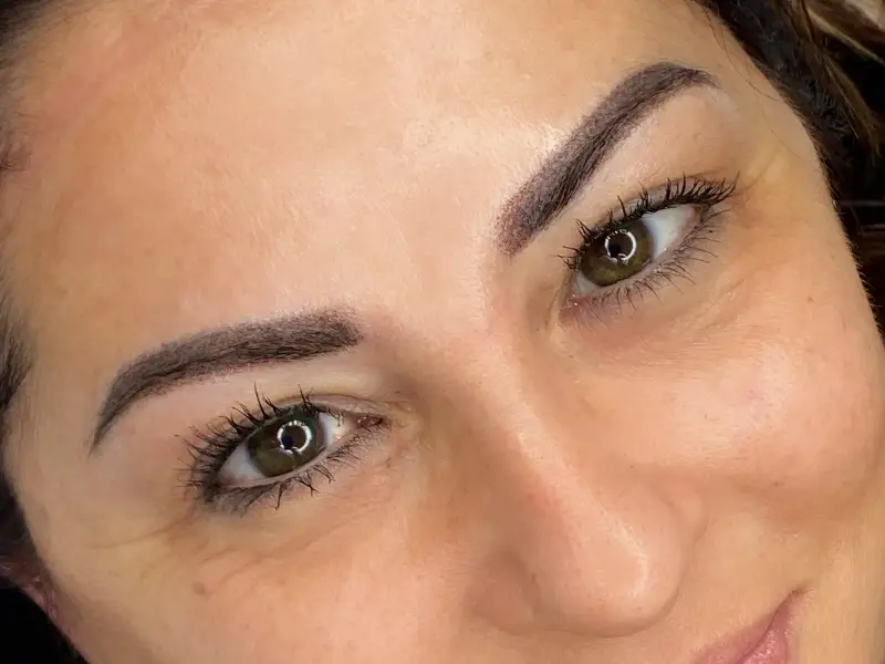 tatuaggio sopracciglia effetto sfumato
